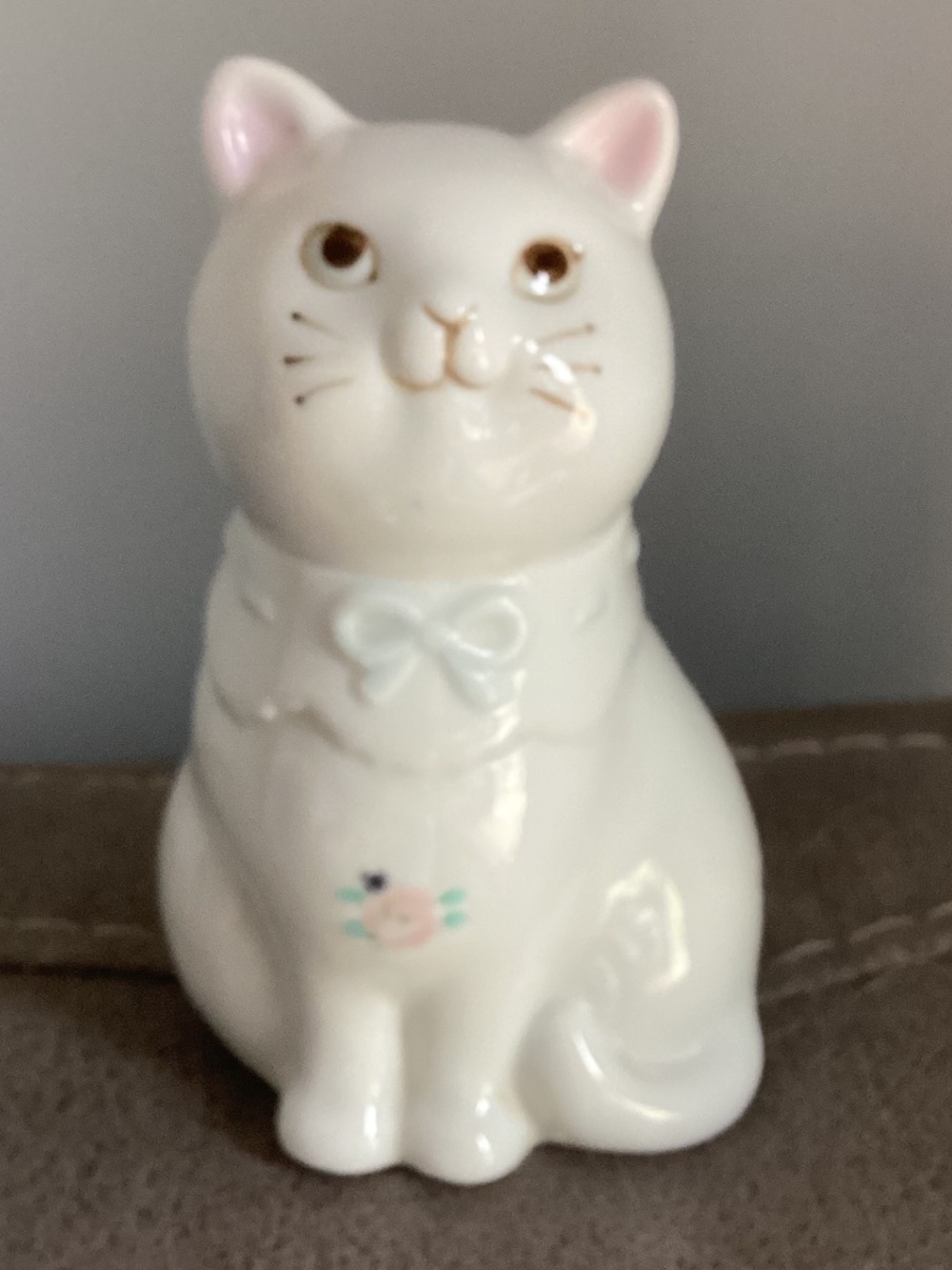 Vintage porcelain white cat 1989 Enesco